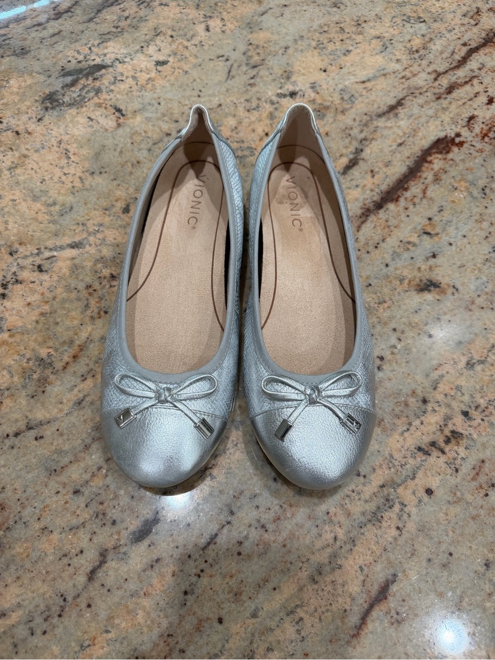 Vionic Metallic Silver Minna Ballet Flats with Bow Accent Size 8
